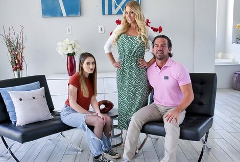 Свежеиспеченная семейка пригласили в гости соседку, чтобы поближе познакомится.