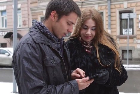 Только что познакомились на улице, а через несколько минут стали близкими друзьями.