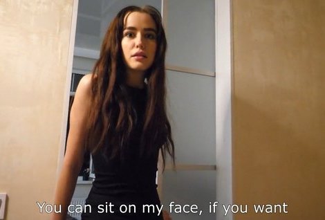 Симпатичная брюнетка без трусиков согласилась присесть на лицо почти незнакомому парню.