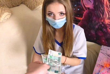 Молодая практикующая врач с небольшой зарплатой, согласилась подзаработать на дому у пациента.