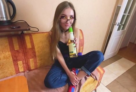 Добрый сосед приютил на своем члене соседку, которая вышла по курить на коридор и случайно захлопнула входную дверь.