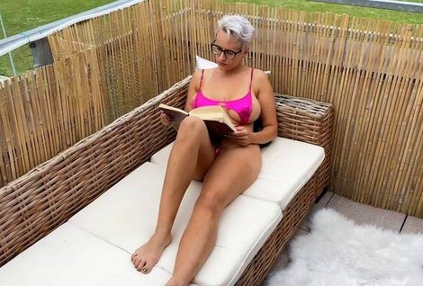 Чпокаться в задницу с молодым ловеласом намного интересней, чем научная литература.