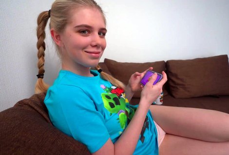 Променяла Бравл Старс на упругий пенис своего брата.