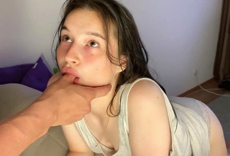 Милашка с пухленькими губами, у себя вдома удовлетворяет своего мужчину.