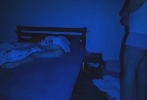 Голубоглазая мамка заставляла своего потомка учится, а когда уснула, он в качестве мести страстно ужалил ее между ног.