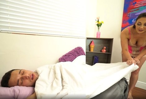 Беспардонная мачеха полезла в постель к спящему пасынку.