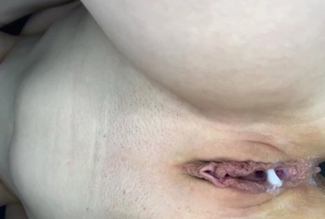 Короткое порно видео, где четко видно, как половой член проникает в мокрую пизденку.