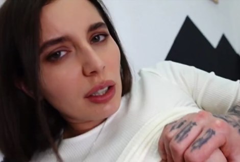 Милашка из тату салона дала на рабочей кушетке своему постоянному клиенту.