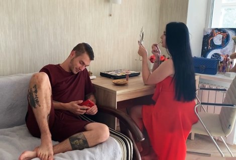 Пьяненькая мать под утро вернулась домой и бегом помчалась в постель к своему единственному сыну.