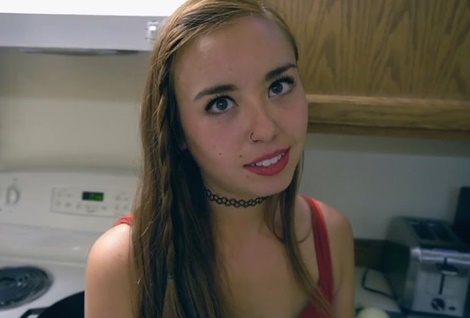 Миленькая сестра соблазнила брата на грех, но попросила его сохранить это в секрете.